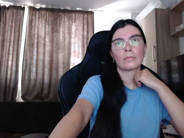 Live sex webcam photo for Elinor21 #291790420