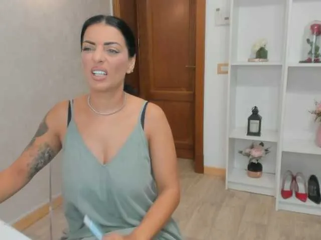 Live sex webcam photo for ElisaBaxter #291699053