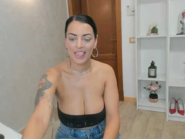 Live sex webcam photo for ElisaBaxter #291757360