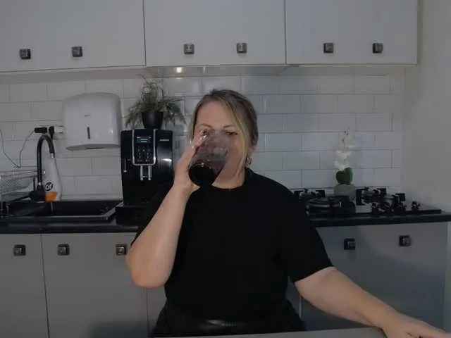 Live sex webcam photo for EllaSwan #291764491