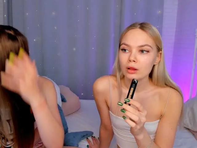 Live sex webcam photo for EllaaMaary #271965645