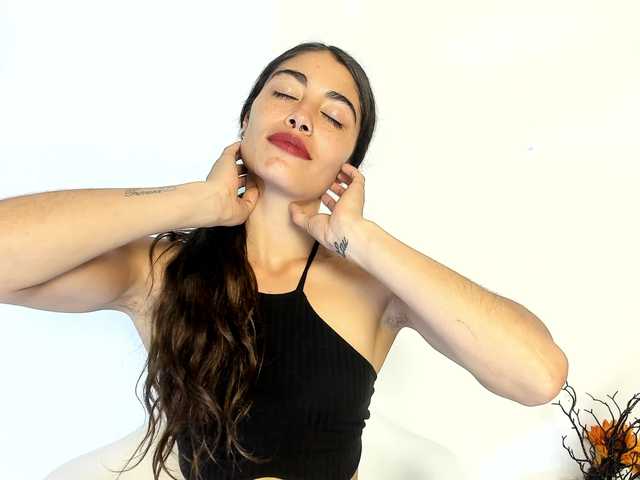 Live sex webcam photo for Elli-hs #275896793