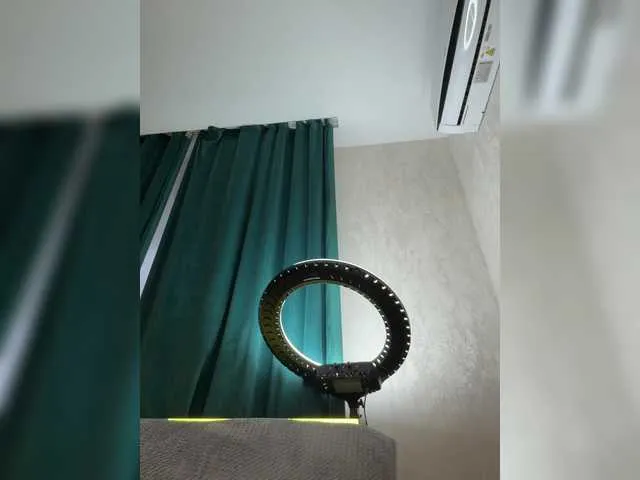 Live sex webcam photo for Ellidi #292434077