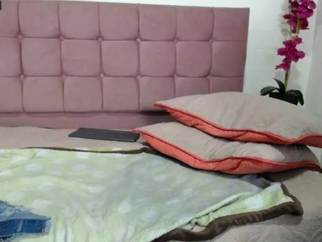 Live sex webcam photo for Ellie-Alves #275583036