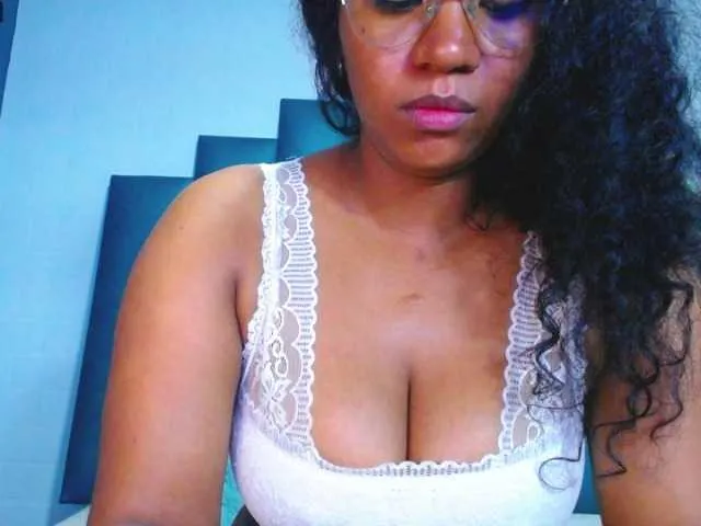 Live sex webcam photo for Ellie-Alves #275847651