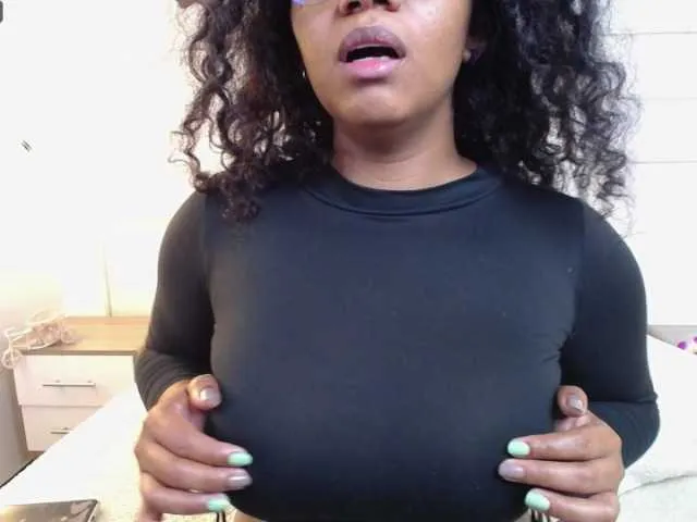 Live sex webcam photo for Ellie-Alves #276760576