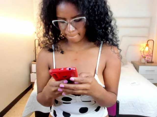 Live sex webcam photo for Ellie-Alves #290376614