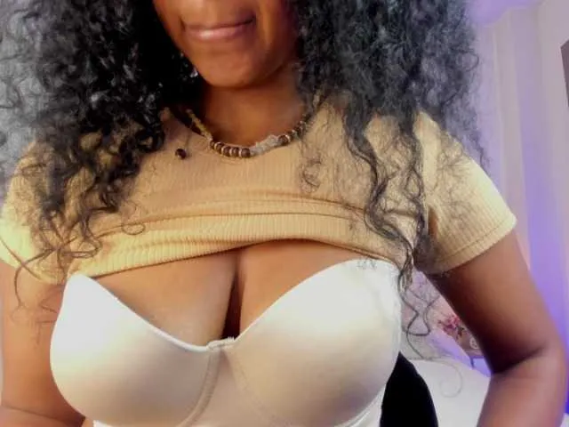 Live sex webcam photo for Ellie-Alves #290474697