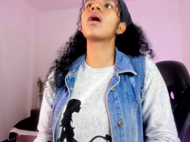 Live sex webcam photo for Ellie-Alves #291083252