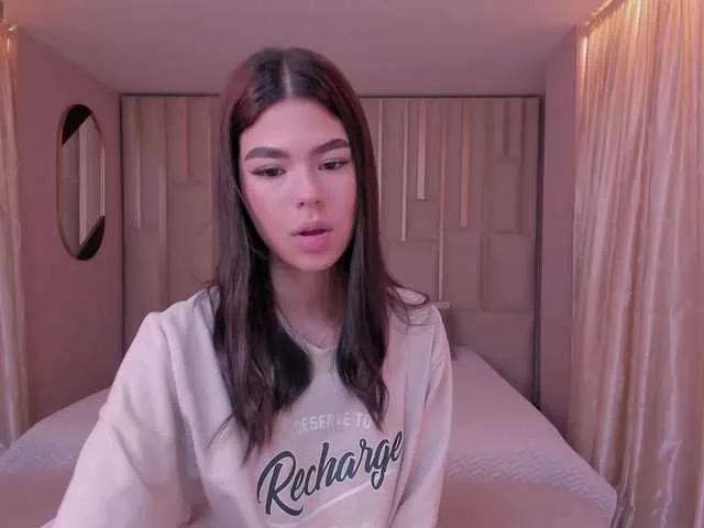 Live sex webcam photo for EllieScott #290607144
