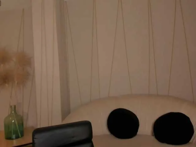 Live sex webcam photo for EllieScott #290990811