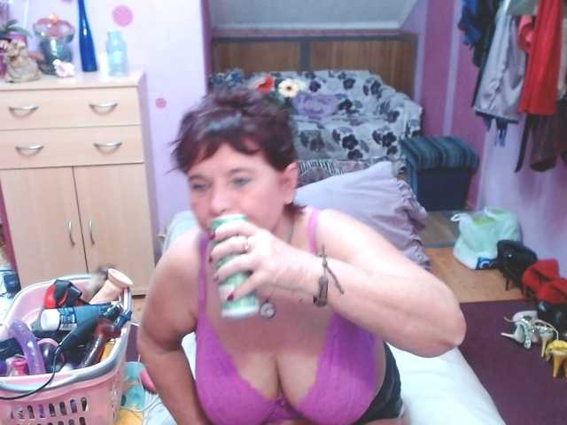 Live sex webcam photo for Elmira63 #273345696