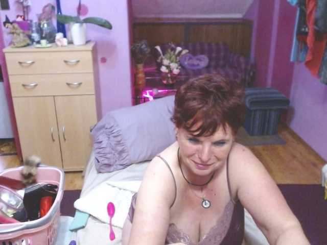 Live sex webcam photo for Elmira63 #275599527
