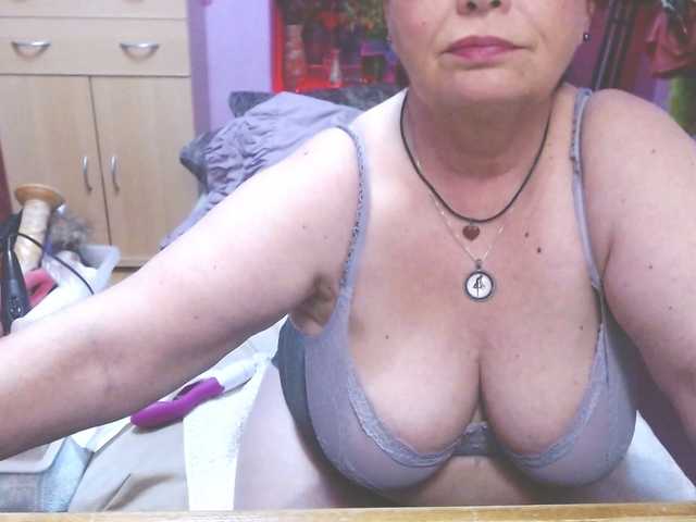 Live sex webcam photo for Elmira63 #277875807