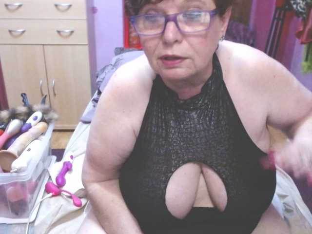 Live sex webcam photo for Elmira63 #277966261