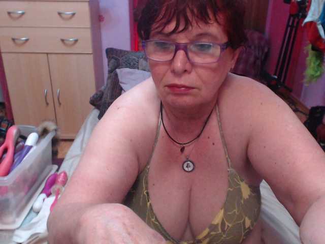 Live sex webcam photo for Elmira63 #278135341