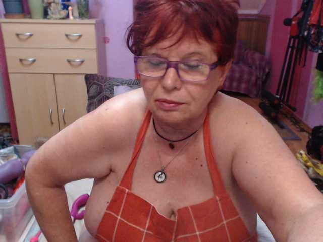 Live sex webcam photo for Elmira63 #279916286