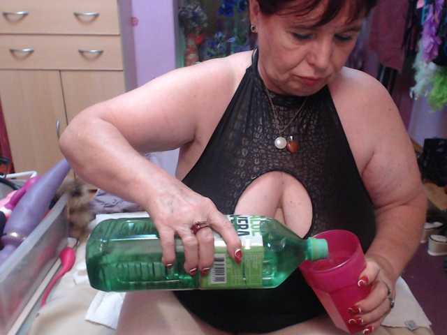 Live sex webcam photo for Elmira63 #289327422