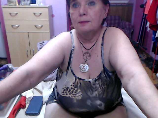 Live sex webcam photo for Elmira63 #291247197