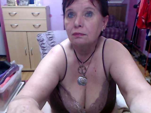 Live sex webcam photo for Elmira63 #291280227