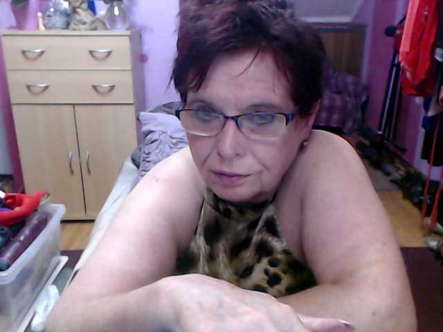 Live sex webcam photo for Elmira63 #291372121