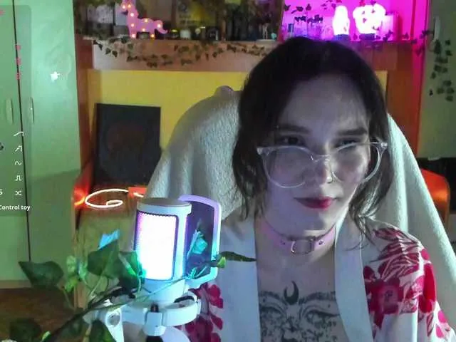 Live sex webcam photo for Elven1kiss #290858485