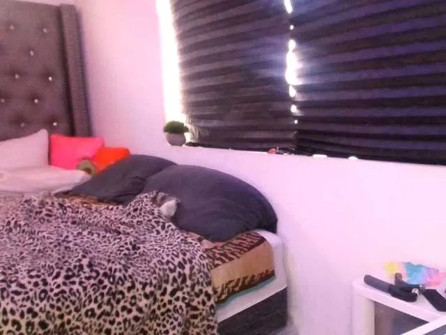 Live sex webcam photo for ElyMarie #290925456