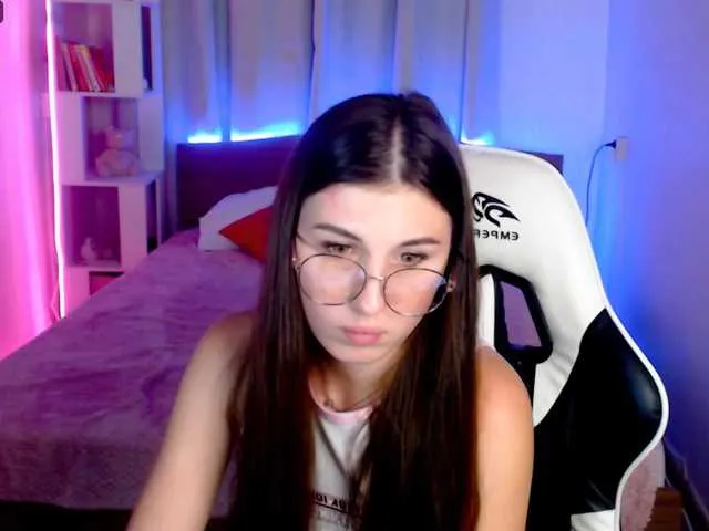 Live sex webcam photo for Elya18 #288425335