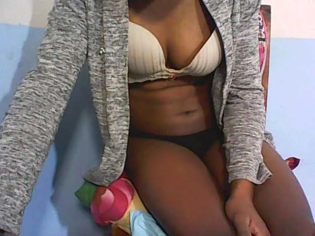 Live sex webcam photo for Elynah #273990864