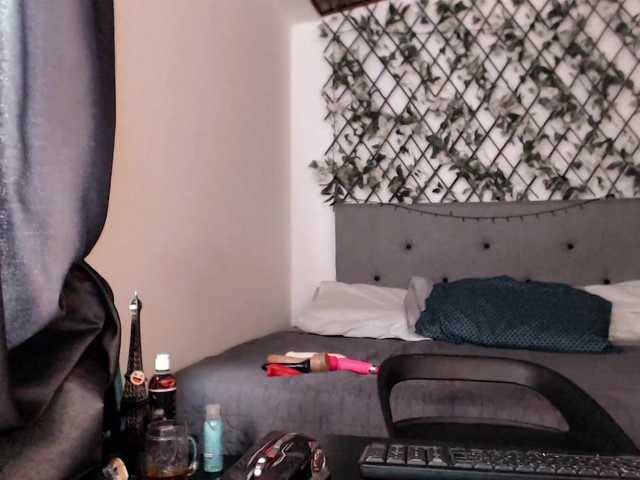 Live sex webcam photo for Emaparis #272467376