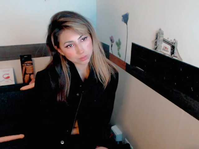 Live sex webcam photo for Emaparis #273198159