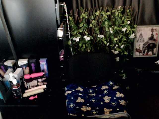 Live sex webcam photo for Emaparis #273535986