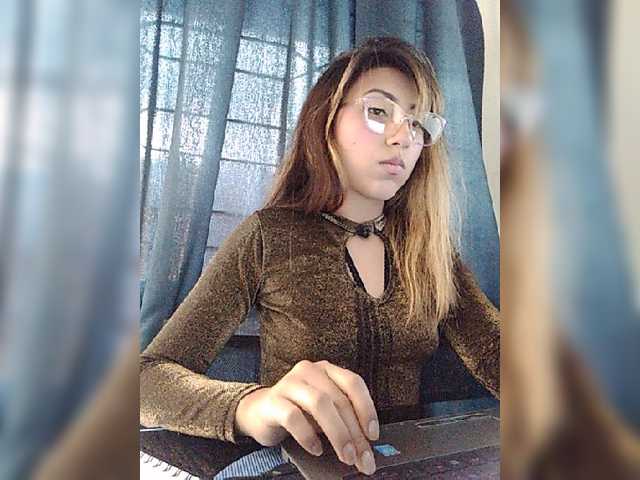 Live sex webcam photo for Emaparis #273777810