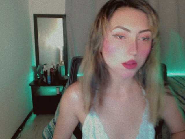 Live sex webcam photo for Emaparis #273818390