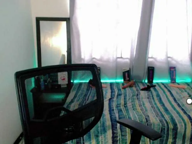 Live sex webcam photo for Emaparis #273912707