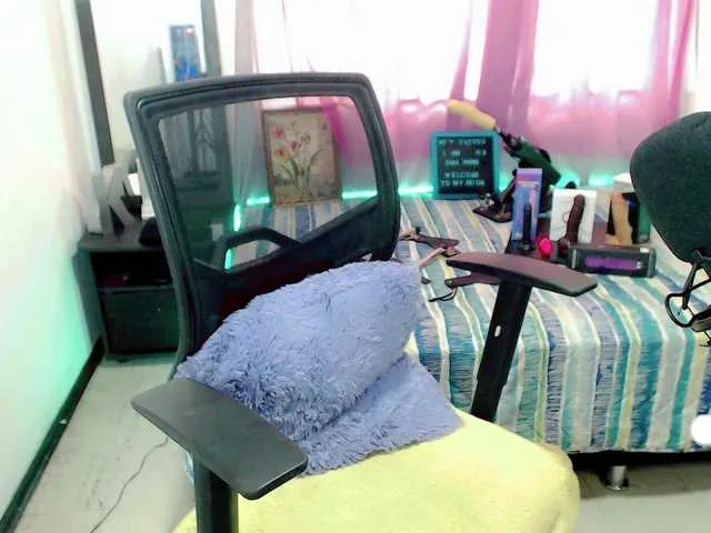 Live sex webcam photo for Emaparis #274240660