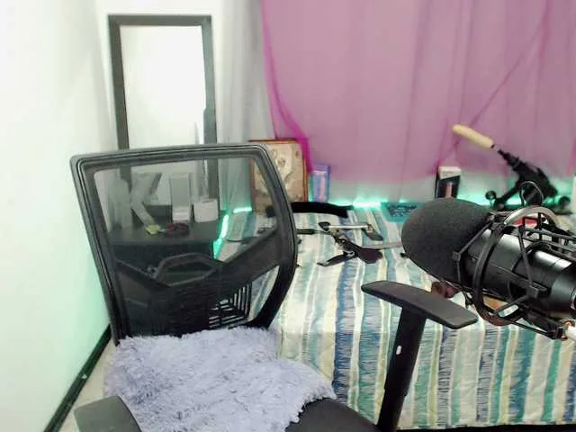 Live sex webcam photo for Emaparis #274286852