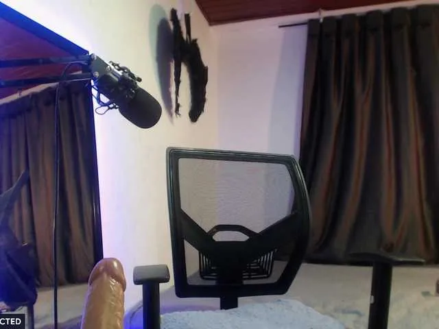 Live sex webcam photo for Emaparis #275739341