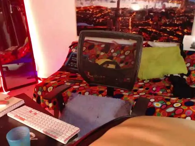 Live sex webcam photo for Emaparis #276288357