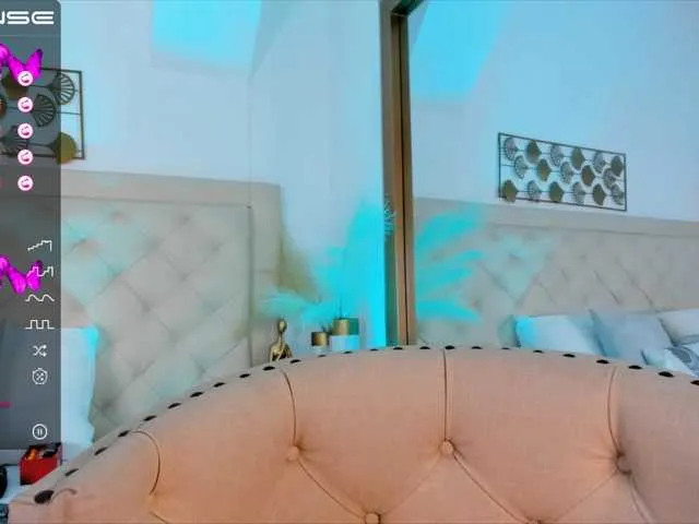 Live sex webcam photo for Emely-Rose1 #275982314