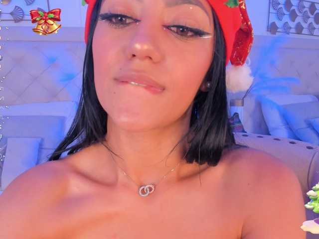 Live sex webcam photo for Emely-Rose1 #276990999