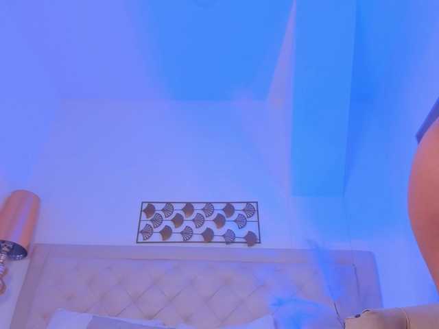 Live sex webcam photo for Emely-Rose1 #277034132