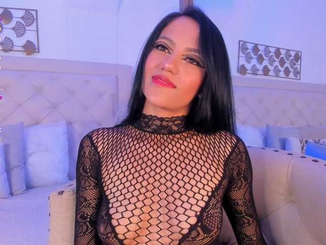 Live sex webcam photo for Emely-Rose1 #277243171