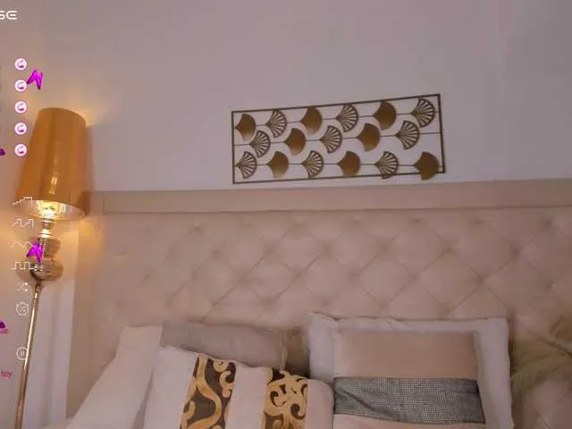 Live sex webcam photo for Emely-Rose1 #277387402