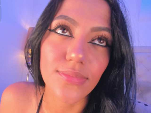 Live sex webcam photo for Emely-Rose1 #277428552