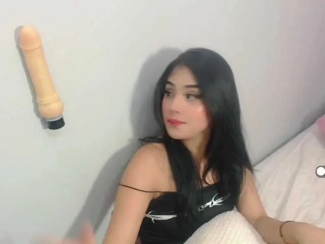 Live sex webcam photo for Emely-Saenz #271959901