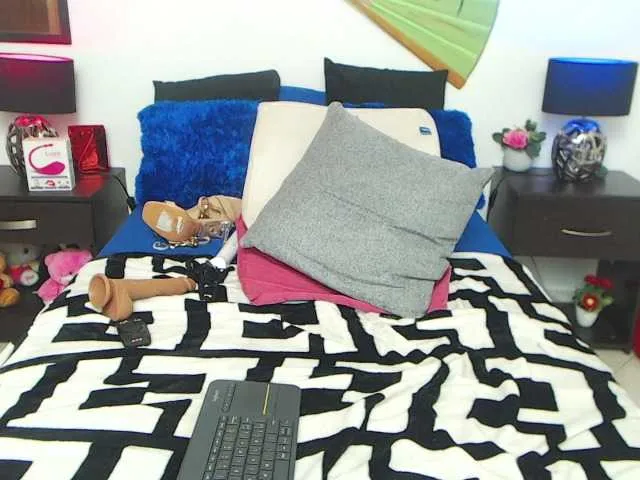 Live sex webcam photo for EmelyRose69 #277528194