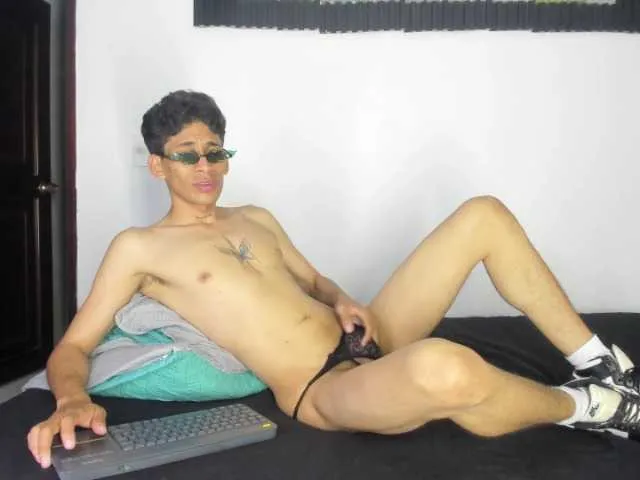 Live sex webcam photo for Emer-santos #293452036
