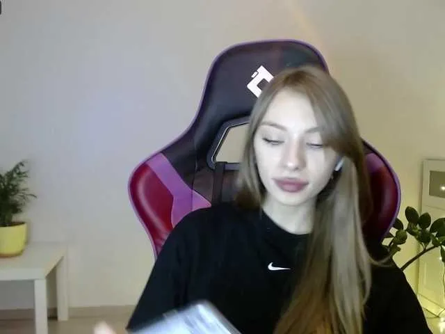 Live sex webcam photo for Emerald20 #272400943