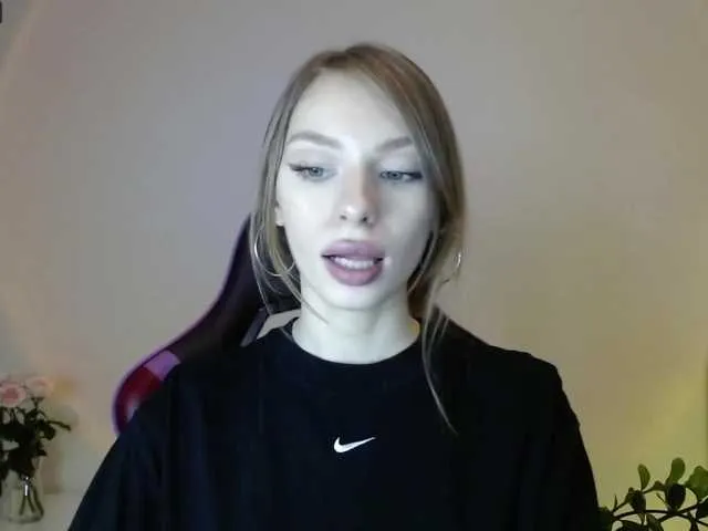 Live sex webcam photo for Emerald20 #272439135